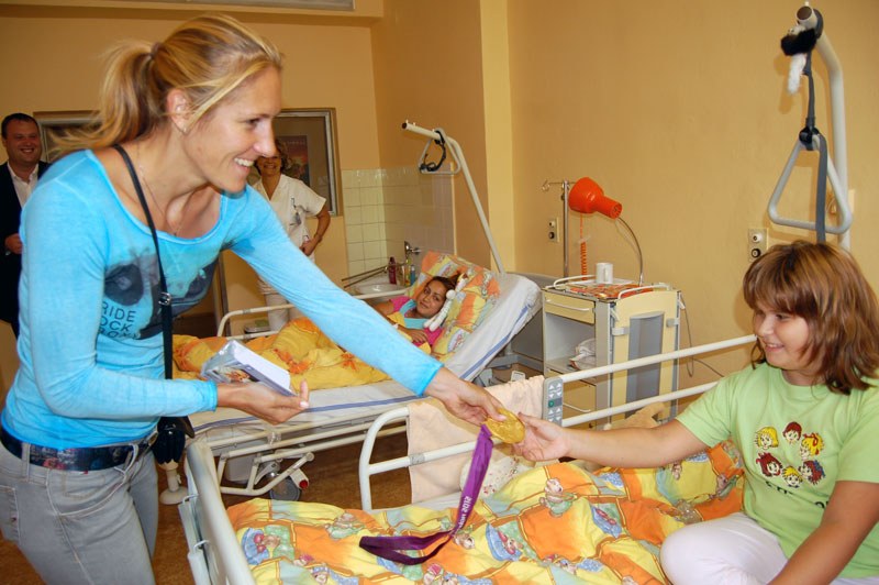 Olympijská vítězka Mirka Knapková potěšila děti v městské nemocnici Olympijská vítězka Mirka Knapková potěšila děti v městské nemocnici