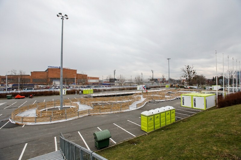 Pohled na část venkovního areály Olympijského parku u Ostravar Arény. 