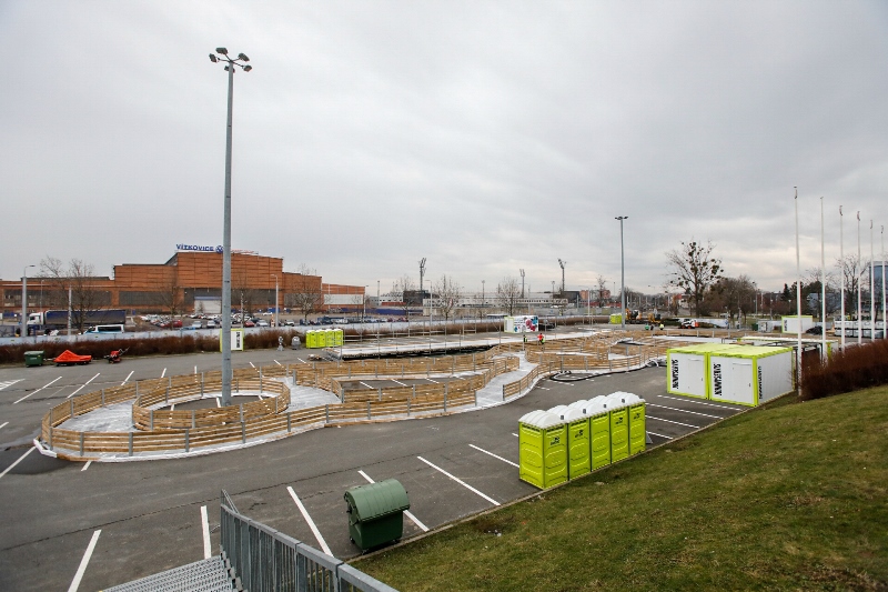 Pohled na část venkovního areály Olympijského parku u Ostravar Arény. 