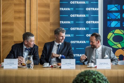 Tiskové konference se účastnil primátor Tomáš Macura (vpravo), hejtman MSK Ivo Vondrák a předseda Českého olympijského výboru Jiří Kejval. Foto: Jiří Zerzoň 