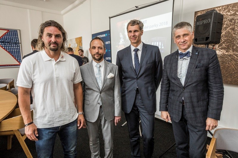 Bývalý profesionální hokejista David Moravec, primátor Ostravy Tomáš Macura, předseda Českého olympijského výboru Jiří Kejval a hejtman MSK Ivo Vondrák. Foto: Jiří Zerzoň. Bývalý profesionální hokejista David Moravec, primátor Ostravy Tomáš Macura, předseda Českého olympijského výboru Jiří Kejval a hejtman MSK Ivo Vondrák. Foto: Jiří Zerzoň.
