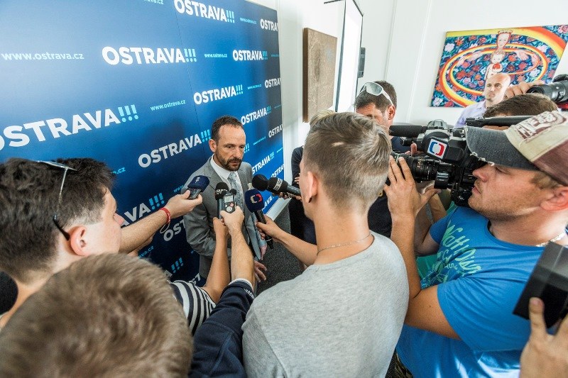 Primátor Tomáš Macura odpovídá na dotazy novinářů. Foto: J. Zerzoň.