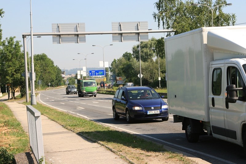 Pohled do ulice Mariánskohorské. Směr do centra obsadili stavbaři.