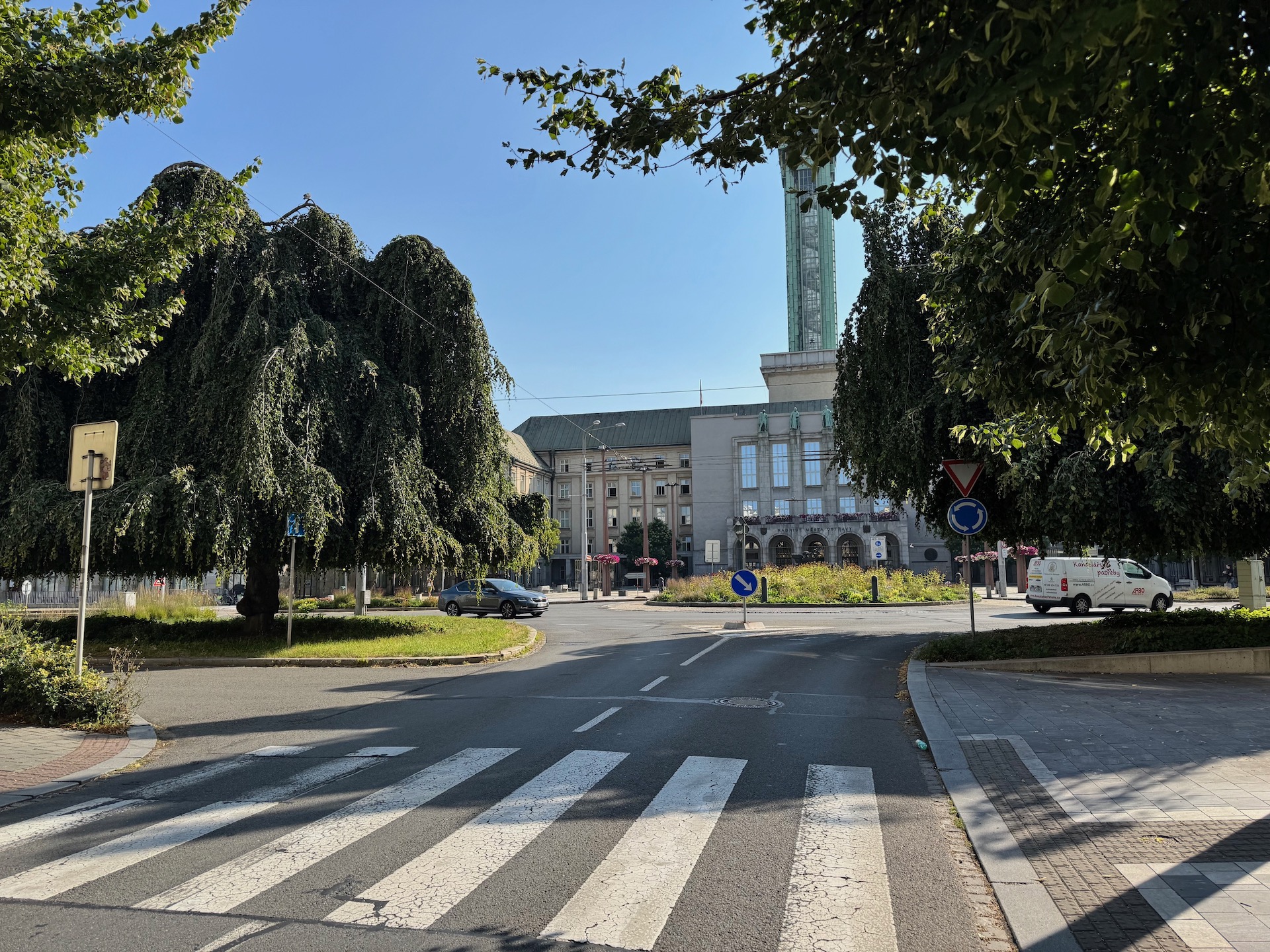 Kruhový objezd před Novou radnicí. Foto: OKAS