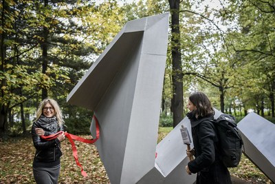 Náměstkyně primátora Kateřina Šebestová při odhalování soch v sadu Milady Horákové. Foto: A. Horsinka