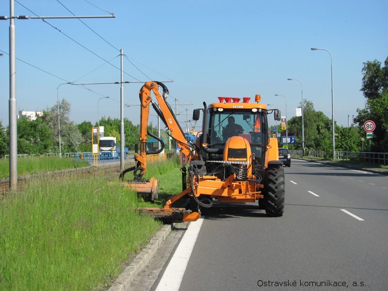 Sečení středových pásů na ulici Rudné Sečení středových pásů na ulici Rudné