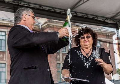 Slavnostního křtu knihy o králi Jiřím z Poděbrad se zhostil starosta obvodu Petr Dlabal.  Foto: Jiří Zerzoň