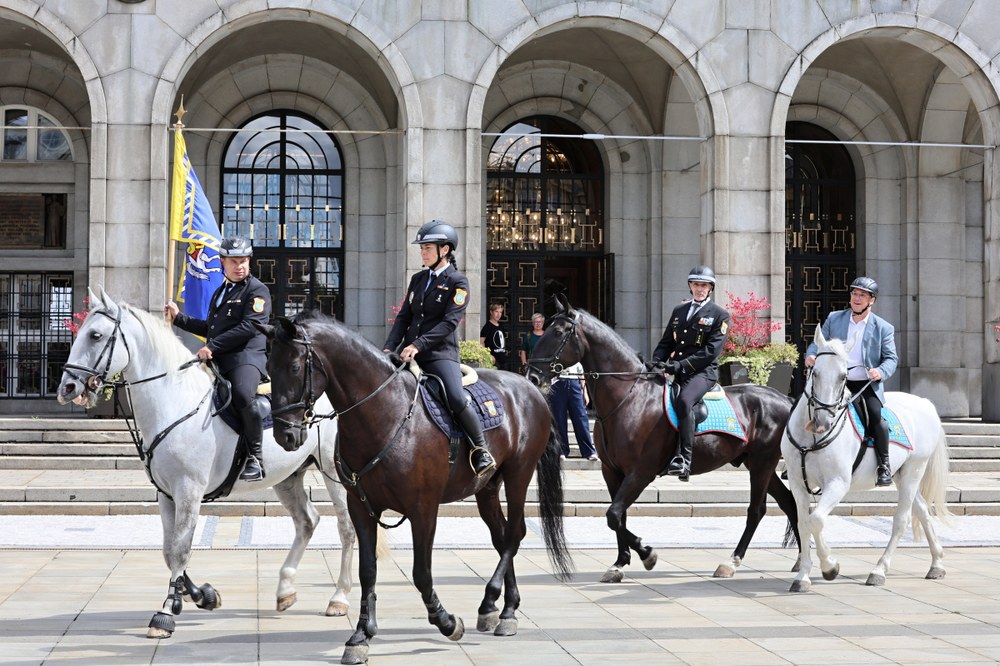 Setkání předcházela slavnostní jízda od Nové radnice za účasti ostravského primátora Jana Dohnala (v civilním obleku). Foto: Adolf Horsinka