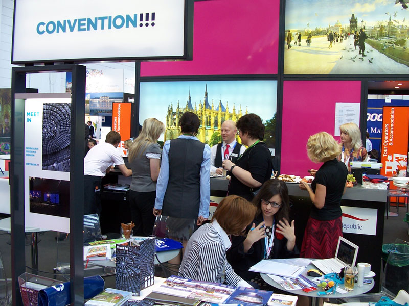 Stánek byl také místem setkání a pracovních schůzek