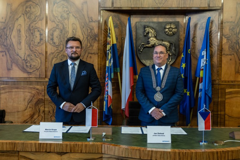 Katovický primátor Marcin Krupa s ostravským protějškem Janem Dohnalem při podpisu memoranda na Nové radnici. Foto: Jiří Zerzoň