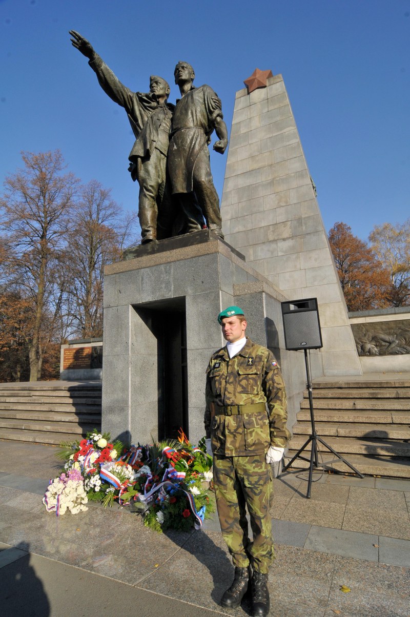 Kytice u památníku Rudé armády 