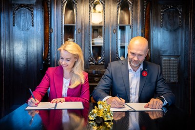 Náměstkyně primátora Lucie Baránková Vilamová a moravskoslezský hejtman Josef Bělica při podpisu Memoranda. Foto: Lukáš Kaboň