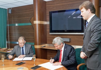 Primátoři M. Lenk (vlevo), P. Kajnar a starosta Poruby L. Palyza při podpisu deklarace. Foto: ÚMOb Poruba