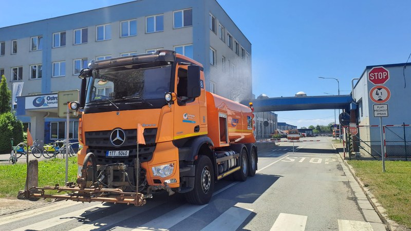 Kropicí vůz v ostravských ulicích. Foto: OVAK
