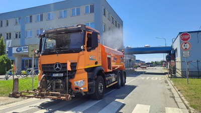 Kropicí vůz v ostravských ulicích. Foto: OVAK