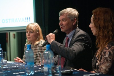 Na snímku primátor Petr Kajnar hovoří na besedě v divadle loutek. Foto: Jiří Zerzoň 