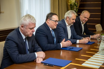 Podpis memoranda o vzájemné spolupráci pro Mistrovství světa IFF ve florbalu žen 2025. Foto: Jiří Zerzoň