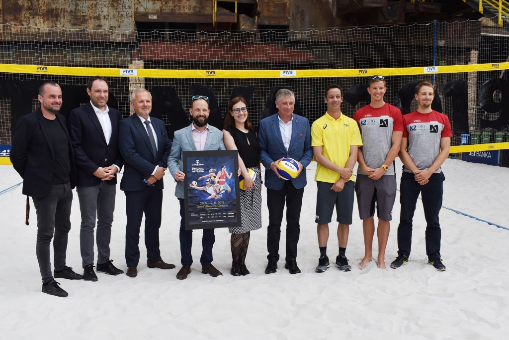 Primátor Tomáš Macura, náměstkyně Andrea Hoffmannová, hejtman Ivo Vondrák, česká dvojice David Schweiner - Ondřej Perušič (vpravo) a další osobnosti na kurtu v Dolní oblasti Vítkovice. 