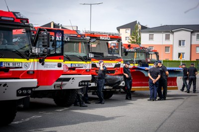 Předání cisternových stříkaček do rukou dobrovolných hasičů. Foto: Lukáš Kaboň
