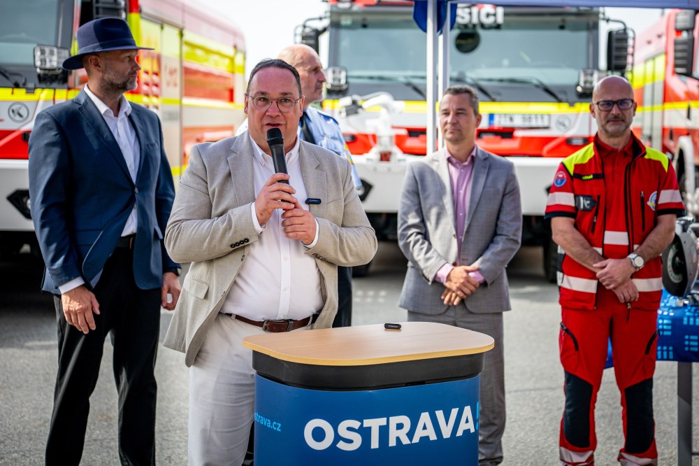 Předání vozů se zúčastnil také ostravský primátor Jan Dohnal, který jim poděkoval za jejich službu