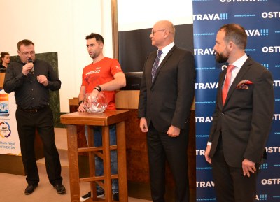 Jan Kudlička losuje školy k jednotlivým kontinentům za účasti primátora Tomáše Macury a náměstka Vladimíra Cigánka. Foto: René Stejskal 