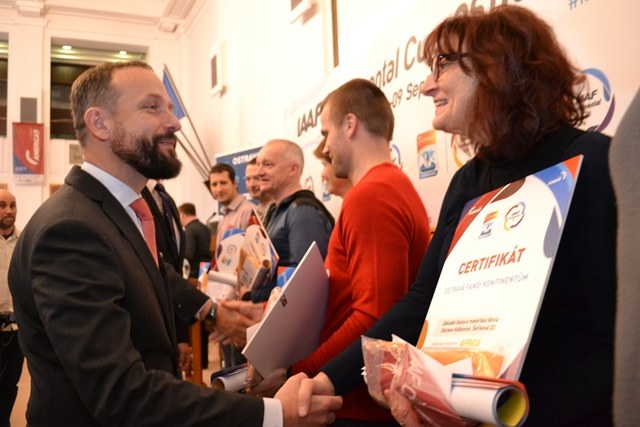 Primátor Tomáš Macura blahopřeje zástupcům jednotlivým škol. 