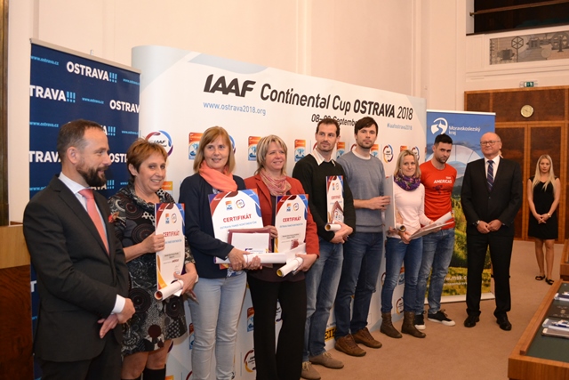 Zástupci základních škol s primátorem Tomášm Macurou a náměstkem pro sport Vladimírem Cigánkem. 