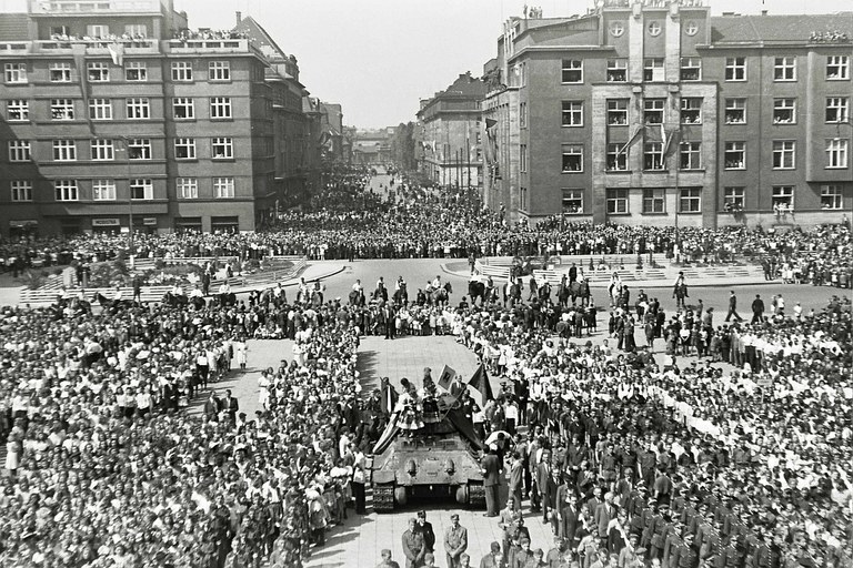 Manifestace k 1. výročí osvobození města 30. dubna 1946. Foto: Archiv města Ostravy.  Manifestace k 1. výročí osvobození města 30. dubna 1946. Foto: Archiv města Ostravy.