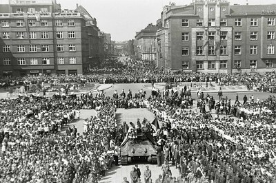 Manifestace k 1. výročí osvobození města 30. dubna 1946. Foto: Archiv města Ostravy. 