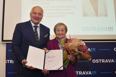 Vítězka minulého ročníku Anna Pinterová s náměskem primátora Zbyňkem Pražákem. Foto: MMO
