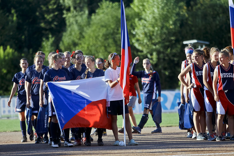 Týmy ČR a Ruska při slavnostním nástupu.