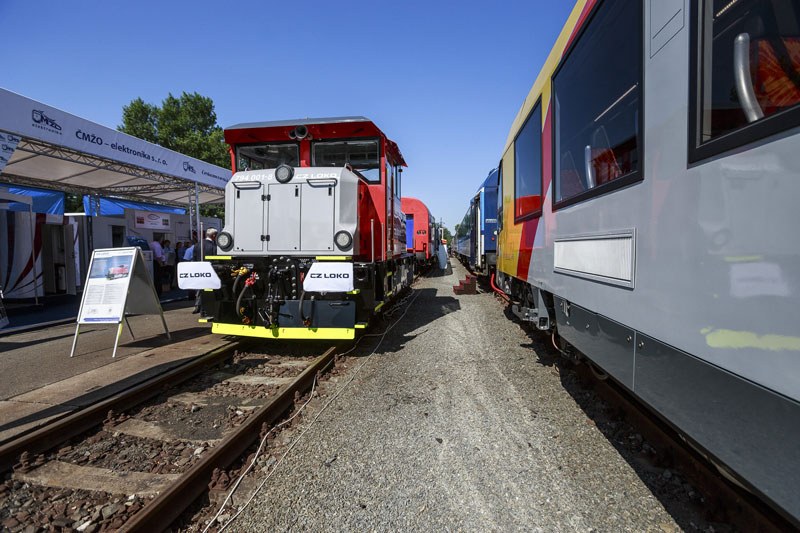 Mezi vystavenými drážními stroji.