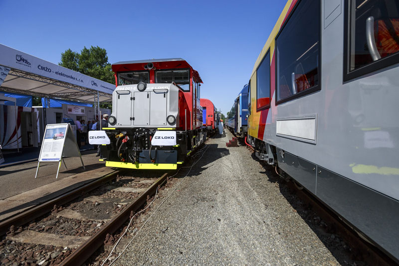 Mezi vystavenými drážními stroji.