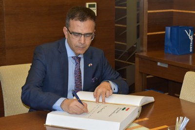 Jeho Excelence Raveesh Kumar při zápisu do pamětní knihy města. Foto: MMO