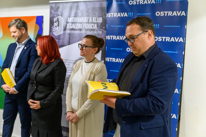 Ostravský primátor Jan Dohnal trilogií zvídavě listoval