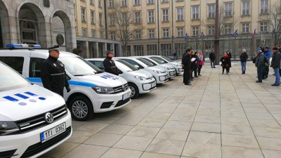 Vozidla na alternativní pohod si převzali zástupci obvodů a Městské policie Ostrava. Snímek Petr Havránek