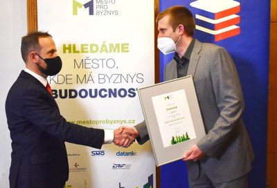 Primátor Ostravy Tomáš Macura (vlevo) přebírá cenu. Foto: René Stejskal
