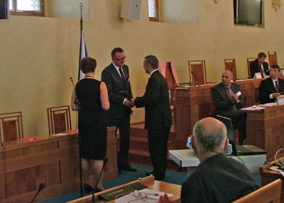 Na snímku: Tomáš Petřík přebírá knihu o mediálním obrazu projektu systému elektronických aukcí v Ostravě