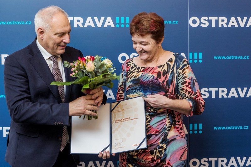 Jarmila Jusková přijímá gratulaci od Zbyňka Pražáka. 