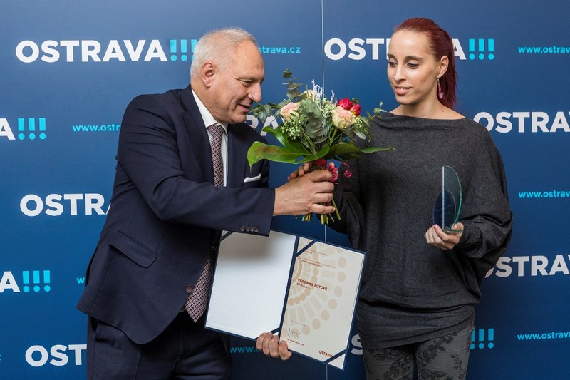 Veronika Šutová přijímá gratulaci. 