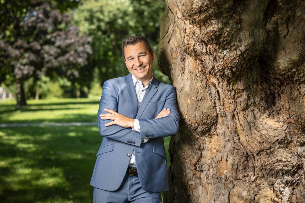 Stínu zdejších stromů využívá při procházce Komenského sady také náměstek primátora Aleš Boháč. Foto: Jiří Zerzoň