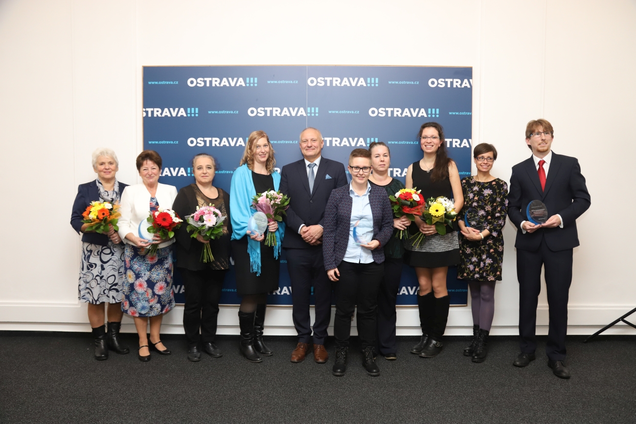 Skupinový snímek letošních oceněných dobrovolníků s náměstkem primátora Zbyňkem Pražákem. Foto: Adolf Horsinka Skupinový snímek letošních oceněných dobrovolníků s náměstkem primátora Zbyňkem Pražákem. Foto: Adolf Horsinka