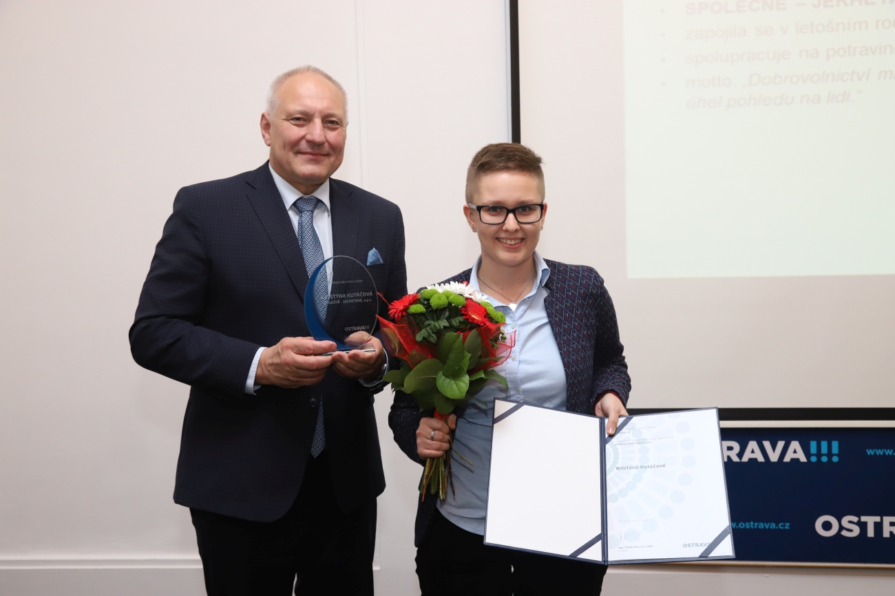 Náměstek primátora Zbyněk Pražák s oceněnou dobrovolnicí Kristýnou Kutáčovou.