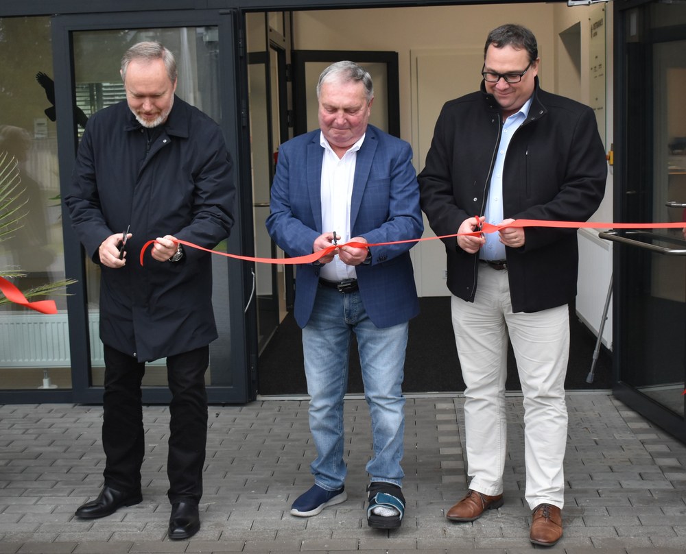 Symbolického přestřižení pásky se zhostili (zprava) ostravský primátor Jan Dohnal, starosta Lhotky Josef Šrámek a náměstek primátora Břetislav Riger