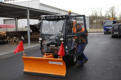 Prachožrout má vyměnitelné vybavení, nyní má nasazenou radlici na sníh, v létě bude mít kartáče na prach. Foto: René Stejskal.