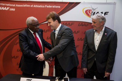 Prezident IAAF Lamine Diack blahopřeje 1. náměstkovi primátora Ostravy Lumíru Palyzovi k pořadatelství Kontinentálního poháru 2018. Snímky: www.iaaf.org