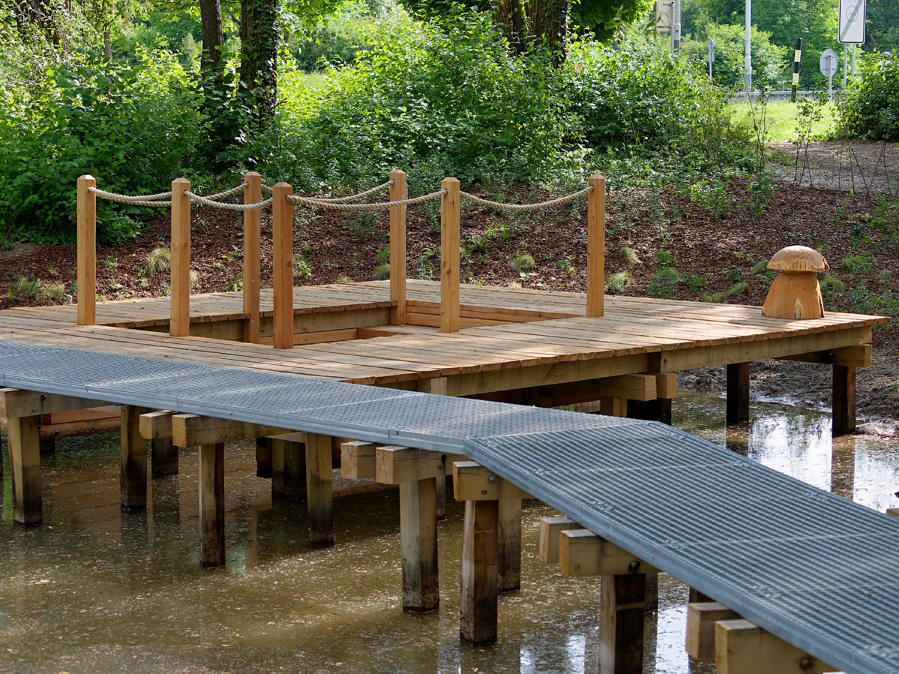 Pochozí lávka mezi mokřady