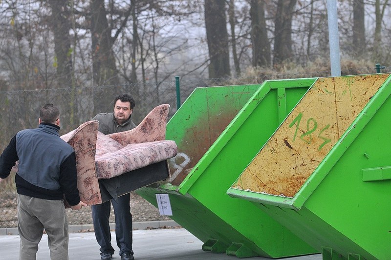 Již krátce po otevření přiváželi občané objemný odpad