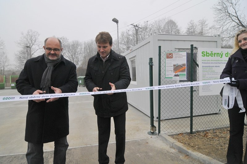 Pásku přestřihl ředitel OZO K. Belda se starostou obvodu L. Palyzou