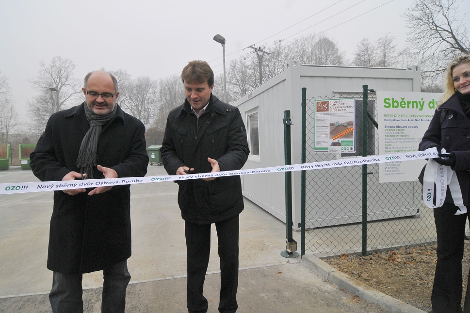 Pásku přestřihl ředitel OZO K. Belda se starostou obvodu L. Palyzou